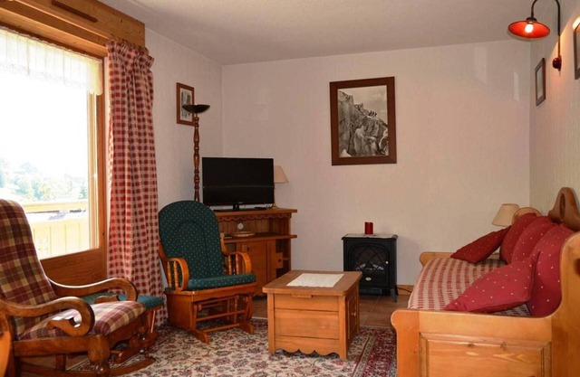 3-room apt, sleeps 6, near shops and slopes, parking included, pets allowed