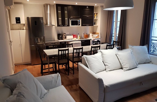 3 rooms apartment 10 people 10 min center of Paris
