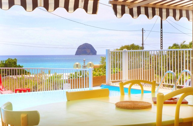 3-STAR VILLA OVERLOOKING THE SEA AND DIAMOND ROCK. LARGE POOL.