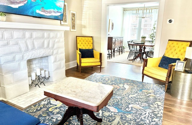 3 Stories, 4 Bedrooms + 1.5 Baths, 3 King + 2 Queen, 15 Minutes to Pittsburgh
