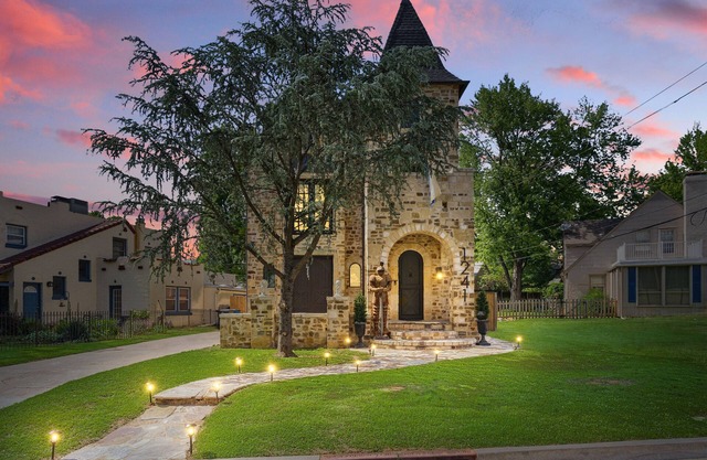 3 Story Castle Gathering Place Tulsa with Hot Tub/Mini Golf