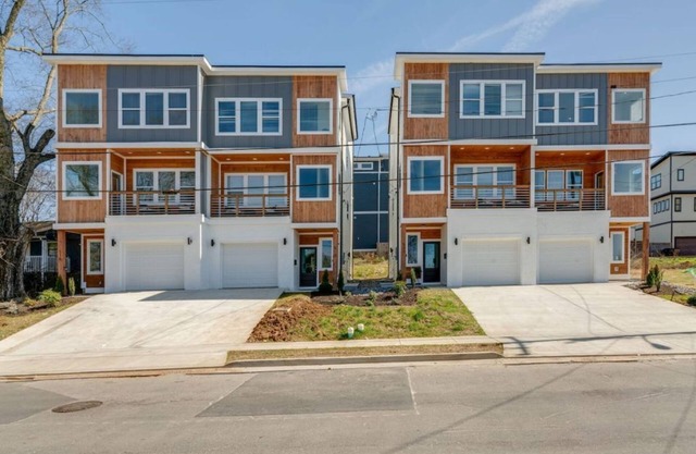 3 Story, Roof top very close to Broadway 516