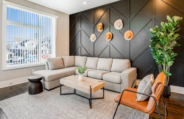 3-Story townhome near downtown w/rooftop deck, balcony, city views, washer/dryer