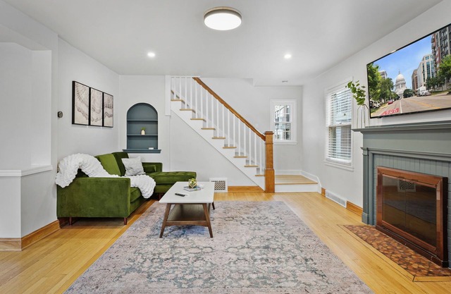 30+ Day - Close to Everything. Pet Friendly.