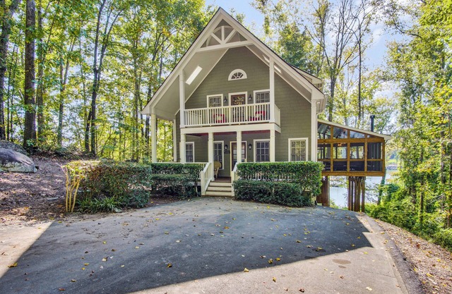 30% OFF Sept weekends -Lake Cabin-Large Outdoor Living Area, Hot Tub, Pool Table