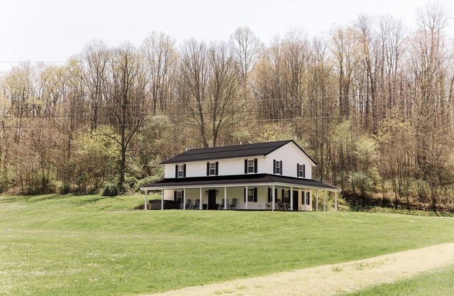 30 Private Acres + Hot Tub + King Bed