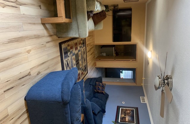 30 short minutes from beautiful lake Oahe. Excellent hunting and fishing