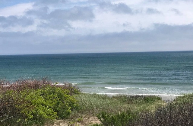 30 STEPS TO PRIVATE BEACH, BAY VIEWS, A/C 100% RENOVATED