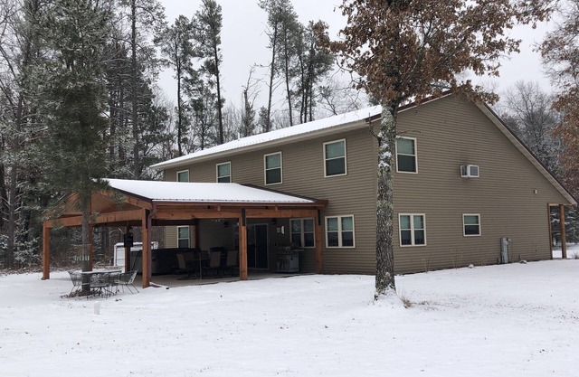 3000 sqft Custom Home, 7 BedRm with Loft, Hot tub, Covered Patio and Front Porch