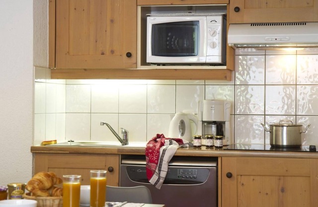 300m from ski slopes, fitness, swimming pool, balcony, tv, ski locker, 28m²