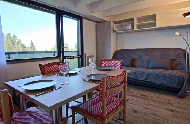 300m from ski slopes, 3rd floor, balcony, parking, tv, ski locker, 24m², Chamrousse