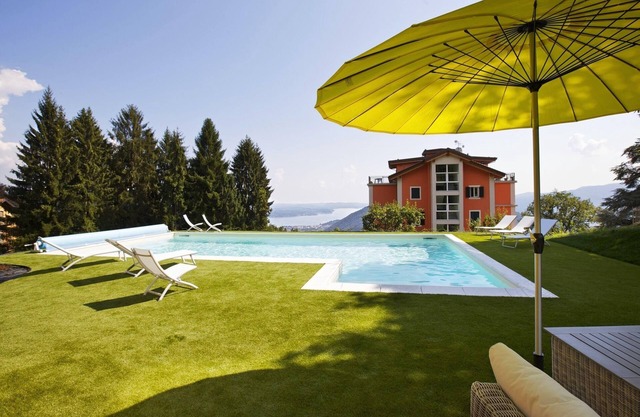 3½-room corner apartment in a prestigious villa from 1850 with solar-heated pool