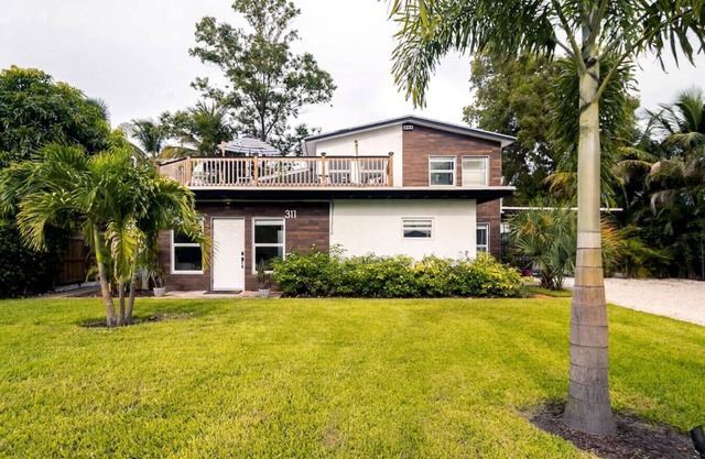 311 Upper · Upper Unit-NEW 2/1 Walk to EVERYTHING & Roof Deck!