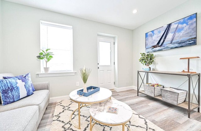 318 E Youngs Ave Unit 5 Salty Shore Oasis: Spectacular Retreat