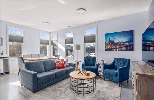 374 ~ Clean Condo w/Private Balcony in a Quiet Area & only 3 Miles to Broadway ~ Near GEODIS Park