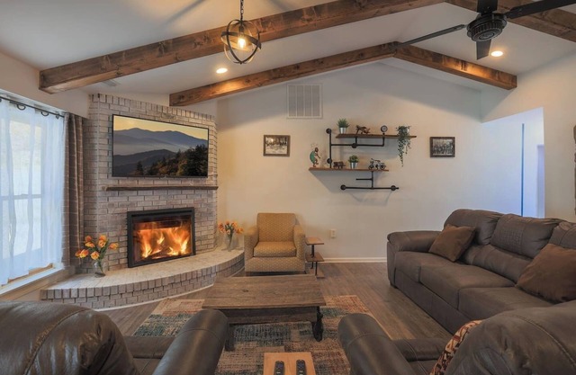 3B 2 bath Cottage w Pool Hottub Close to Main st