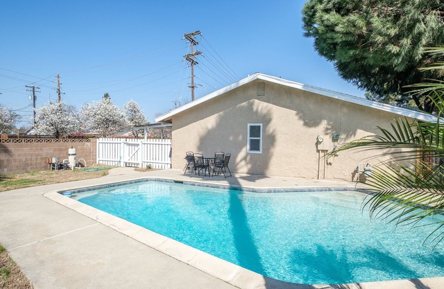 3B/2Bth Spacious Rooms & Open Kitchen w Swim Pool