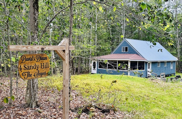 3Bd, 1 bath camp on Frye Island close to Beach 6 with screened-in porch!