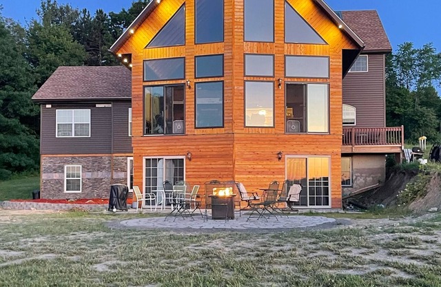 3BD/2B Condo close to skiing with great views