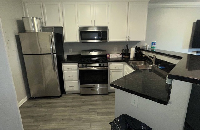 3BD/3BA/3Parking TownHouse with Jetted Tub/Hot Tub in Master Bedroom !