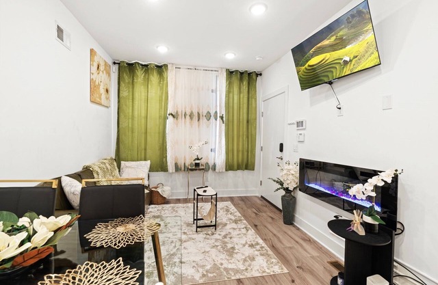 3Beadroom, 2Bathroom Luxurious Green Oasis with FREE Parking & Private BackPatio