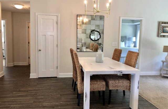 3Bed/2Bath Ritzy 2 of 3
