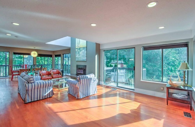 3Bed/4Bath house with ocean and mountain view