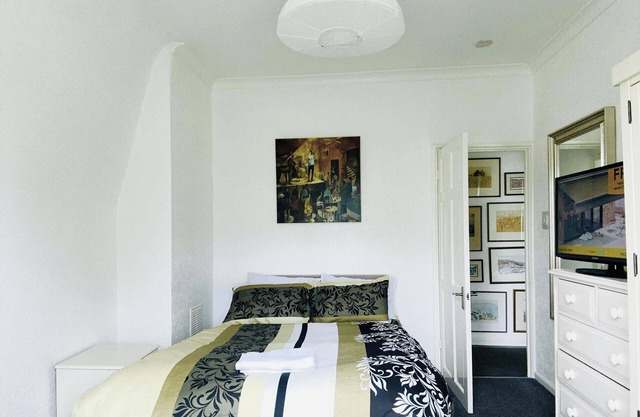 3Bed Apartment Sleeps 6 - Free Parking, Wifi