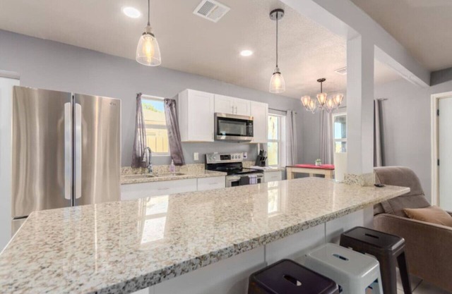 3Bedroom, 2Bathrooms 5 miles from gcu