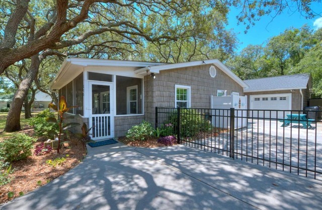 3BR 1BA House, Game Room, Walk to Beach, Dog Friendly, Sleeps 7