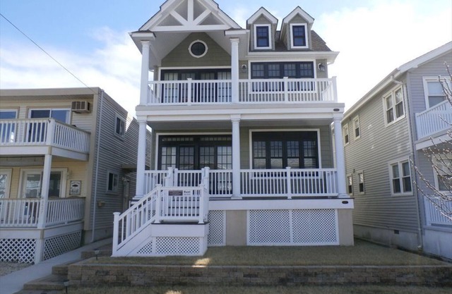 3BR/2BA 1st Floor Beach House at 4641 West Ave - 2 Blocks from the Beach!