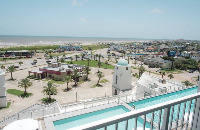 3BR/2BA Beachfront Unit with Amazing Amenities