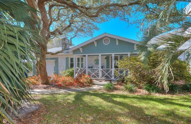 3BR/2BA Home - Short Walk to Beach, Rooftop Deck, Dog Friendly, Sleeps 6