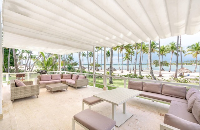 3BR apt with beach view & access at Nueva Romana