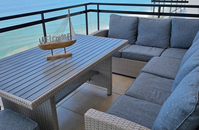 3BR condo, right on the beach, fully equipped, beach cccess.