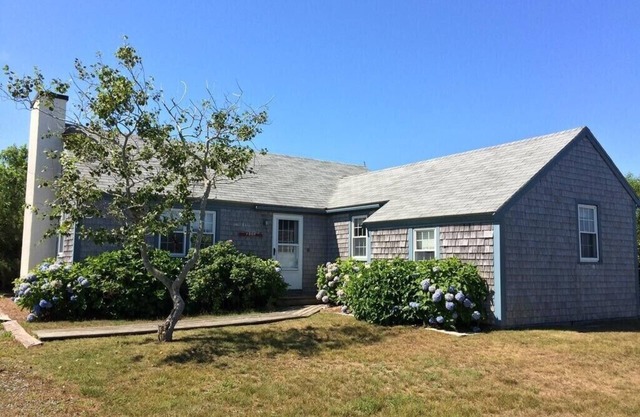 3BR cottage with yard, walk to private or public Madaket beaches