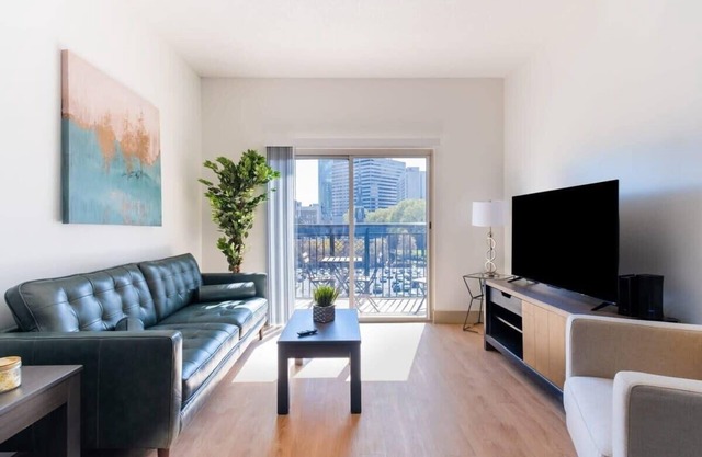 3BR Modern Downtown Apartment with Gym & Office