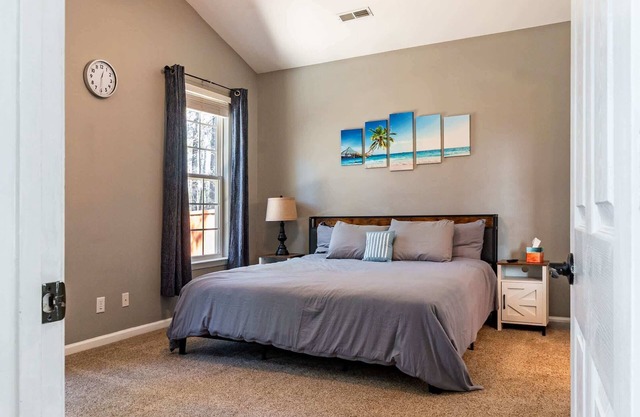 3BR Retreat With Fenced Backyard And Near Beaches