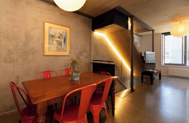 3BR Townhouse | Industrial Charm, Central Location