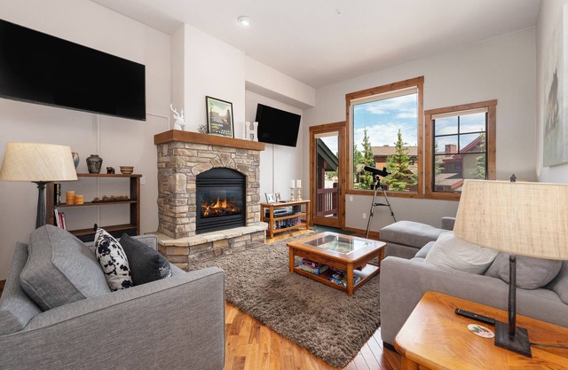 3BR townhouse w/hot tub & mountain views