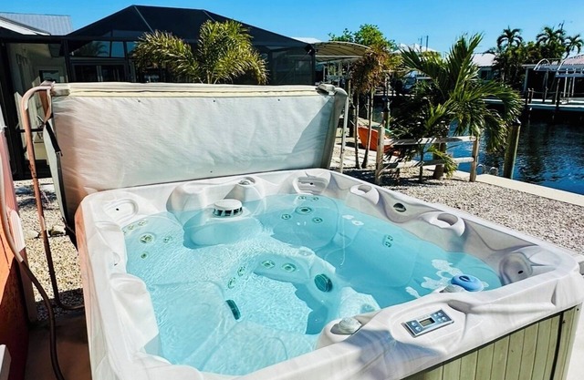 3BR Waterfront townhome Matlacha with hot tub, boat dock WiFi, bikes and kayaks