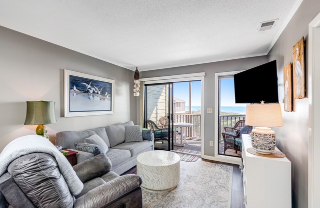3rd Floor Oceanfront Condo w/Great Ocean and Pool Views and Shared Pools