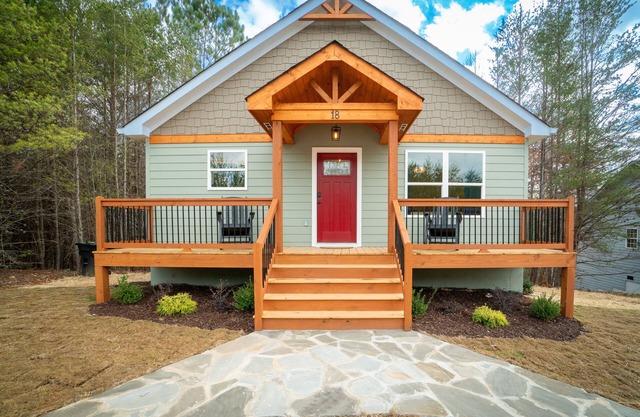 3rd night FREE thru June w/2 night stay-Walk to Downtown Helen