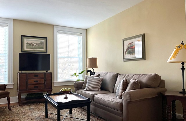 3rd of 4 Hotel-Style Apts in Restored Row House - Walk to HWS, Lake, Linden St.