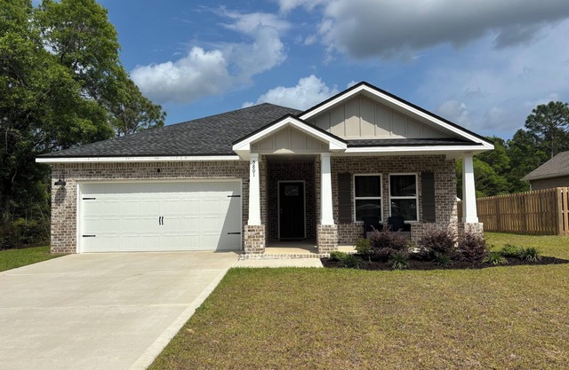 4.0 Mi. to North Crestview 3-bedroom house, close to Base, Airport and Beach.