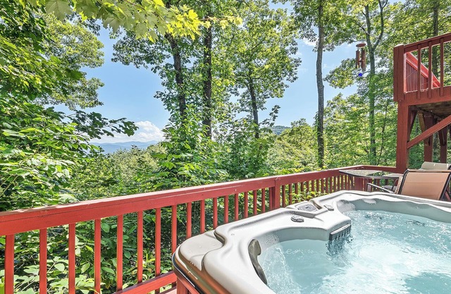 4,000ft in Elevation with Layered Mtn Views, HOT TUB, Wifi, Firepit, and privacy