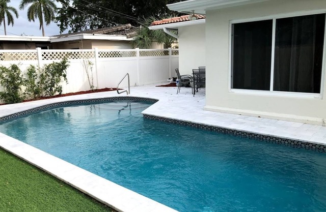 4/2 Beach House W/Salt-Heated Pool - 4 Min from the Beach