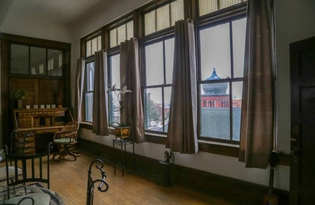4 BD 2 BA Penthouse Historic Uptown Butte W/Views