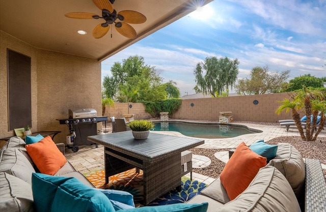 4-Bd/Sleeps 10 with Private Pool & BBQ