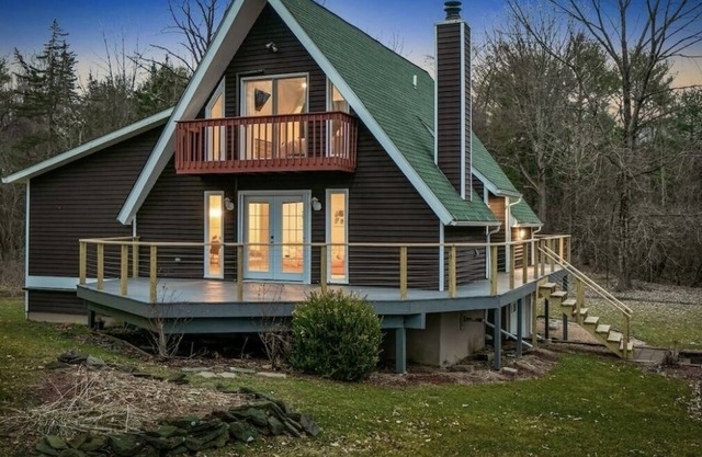 4 Bdrm, 2 BA Cabin w/ MTN view 🏔 near Hudson, NY!